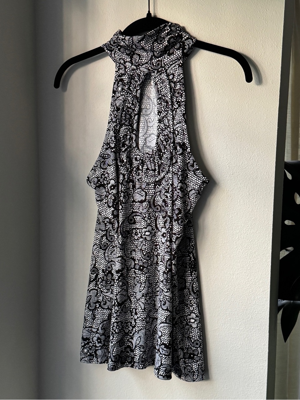 J.T.B. Sleeveless High-Neck Floral Print Top - Black & White - Picture 4 of 5